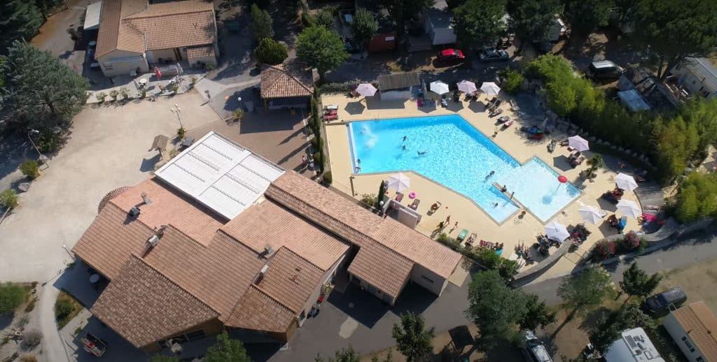 camping avec piscine à berrias et casteljau