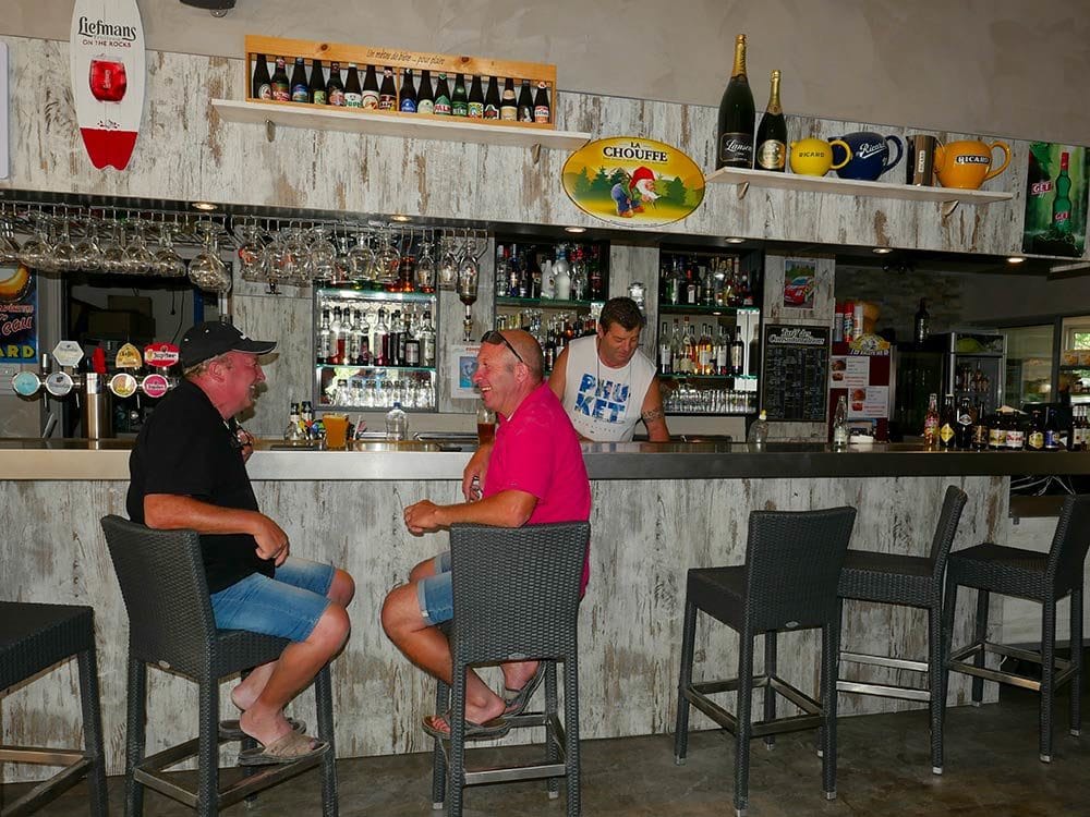 Clients du restaurant La Table de la Rouveyrolle au Camping 4 étoiles en Ardèche