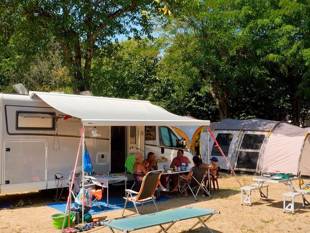 camping-car à Berrias et Casteljau