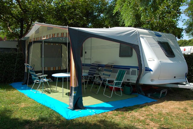 Caravane sur emplacement de camping à Berrias et Casteljau