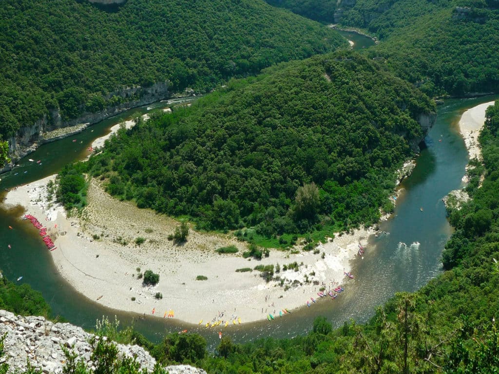 Plage en bord d'Ardèche à Berrias et Casteljau