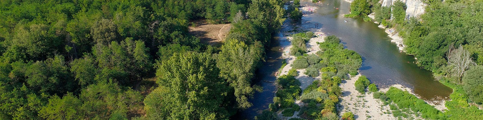 Vallée de l'Ardèche près de Berrias et Casteljau