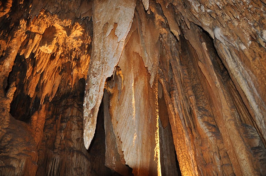 Stalactites des grottes en Ardèche