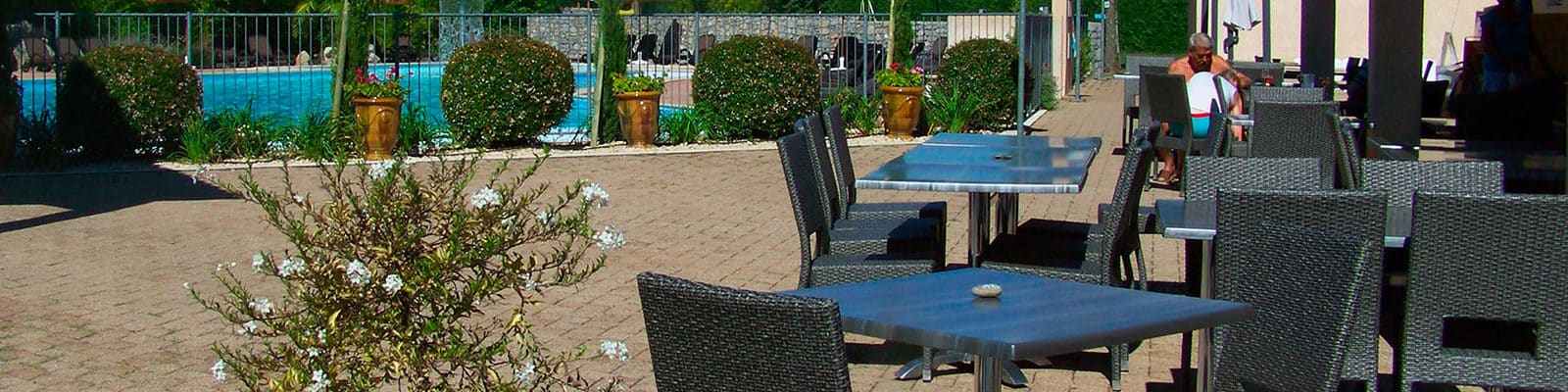 Terrasse du restaurant au camping 4 étoiles en Ardèche